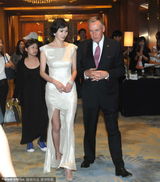 组图：林志玲性感打扮与老外热聊 登台紧张护臀