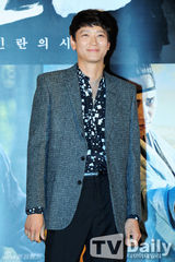 组图：韩星姜东元退伍后首亮相显拘谨