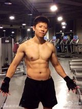 组图：夏雨秀八块腹肌 网友笑称张一山好壮