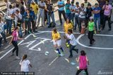 组图：妓女队与大学队街头足球赛激情澎湃