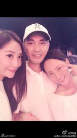 组图：张嘉倪生日被求婚 与男友双双落泪