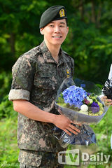 组图：韩星金武烈退伍 曾休长病假惹争议