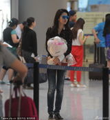 组图：刘亦菲黑蕾丝衫现身 遇吉克隽逸获赠公仔