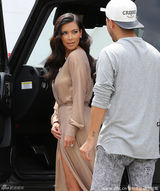 组图：卡戴珊肉弹勾魂火爆激凸 频秀腿勾引男子