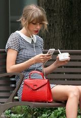 组图:单身泰勒空虚寂寞冷！公园吃雪糕发呆放空