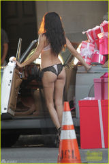 组图：超模利马拍内衣写真 秀娇乳眼神迷惑勾人