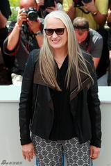 组图：戛纳评委会亮相 贾樟柯戴黑超现身