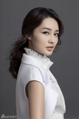 组图：李沁曝气质大片 凸显优雅魅力