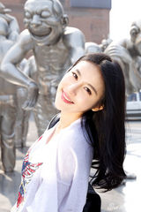 组图：贾青夏日街拍写真 清新文艺散发迷人气质