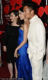 组图：高圆圆珠光宝气现身 大方秀身材无孕相