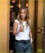 组图：詹妮弗-洛佩兹离婚后亮相 黑超难掩倦容