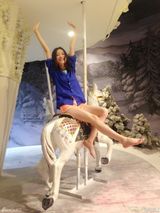 组图：倪妮坐旋转木马秀大长腿 性感不失童趣