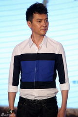 组图：冯绍峰陈柏霖撑场发布会 韩寒致谢宁财神