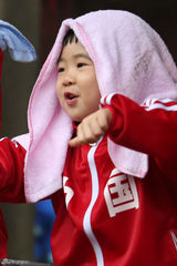 组图：《爸爸去哪儿》姐姐Grace（曹格女儿）玩游戏热情高涨