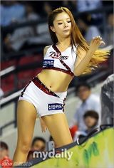 组图：韩星Lady Jane任棒球比赛开球嘉宾