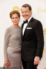 组图：《绝命毒师》男主角布莱恩携妻亮相红毯