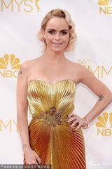 组图：塔恩-曼宁金色抹胸扮梦露 亮相艾美红毯