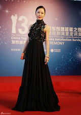 组图：江一燕冷黑长裙抢镜 夺华鼎奖献唱主题曲