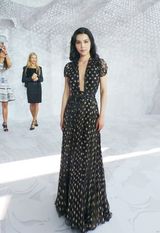 组图：韩丹彤亮相时装周 星点礼服尽显温婉性感