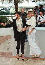 组图：《锡尔斯玛利亚》亮相戛纳 新老女神灿笑