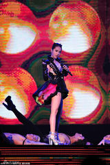 组图：蔡依林金曲性感献唱 高贵变狂野10歌9脱