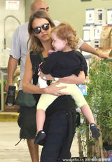 组图：阿尔芭带爱女购物 变家庭主妇星味儿全无