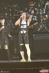 组图：多变哈林(庾澄庆)唱金曲 登小巨蛋万人同欢