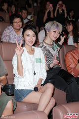 组图：薛凯琪宣传新片 与观众合影不慎走光