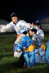 组图：“爸爸之夜”收视领航 星爸萌娃总动员