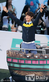 组图：SM演唱会嗨翻 神起SJ穿红裙扮女装