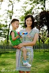 组图：刘孜携子登杂志封面 母子互动温馨暖人
