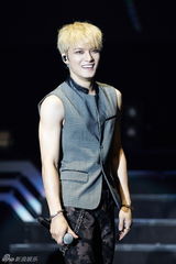 组图：JYJ三兄弟台湾开唱 全场合唱《十年》