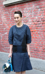 组图：海清米兰低调看秀 短发造型飒爽干练