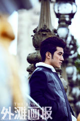 组图：李治廷赴巴黎拍摄杂志封面 玩转复古风