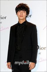 组图：河智苑韩智敏韩艺瑟出席活动装扮时尚