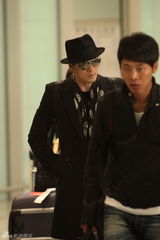 组图：韩国艺人苏志燮抵京 粉丝机场热情接机