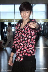 组图：罗志祥练就完美六块肌 与师奶共舞暖身个唱