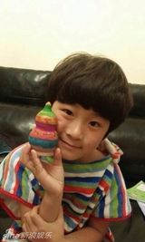 组图：好爸爸张亮陪天天写作业 无名指婚戒抢镜