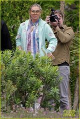 组图：Ke$ha彩色玉米头个性 白色吊袜胸门大开