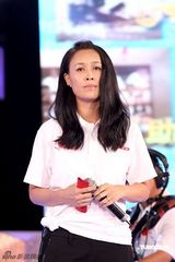 幻灯图集：六大卫视赈灾晚会 那英素颜登场演唱