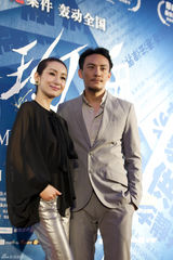 组图：《圣诞玫瑰》首映 秦海璐造型多变