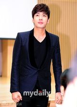 组图：《你的女人》发布会朴英琳深V秀美背