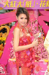 高清图：周秀娜出席商业活动 着花瓣短裙艳丽迷人