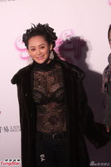 组图：星美千易周年庆典 宁静脱外套秀双峰