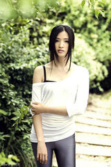 幻灯图：龚蓓苾拍时尚杂志 带来纯真美好微笑