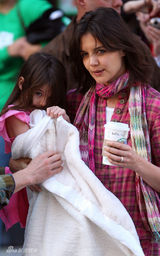 幻灯图集：小苏瑞随父母上街 天凉也要秀时尚