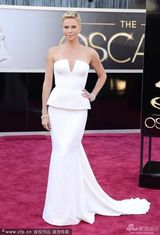 组图：群星闪耀红毯 暮光女拄拐海瑟薇优雅