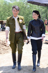 组图：抗战剧《来势凶猛》探班 许晴否认姐弟恋