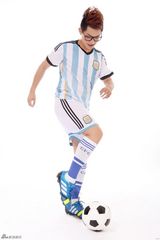 组图：歌浴森拍摄写真展敏捷身手助阵世界杯