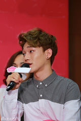 组图：EXO-M鹿晗不耐酷暑演出时脱水 称拍戏学新技能